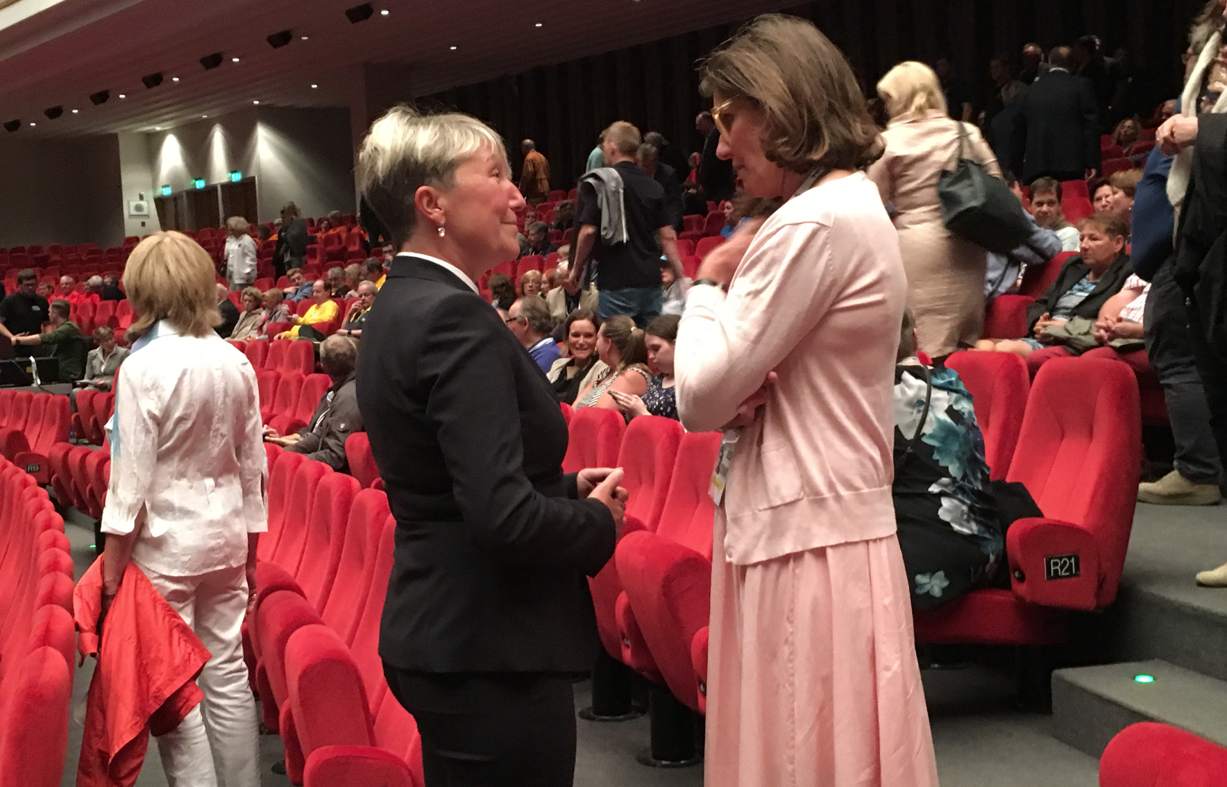 Sabine Auken lykønskes af direktør for Danmarks Bridgeforbund, Charlotte Fuglsang